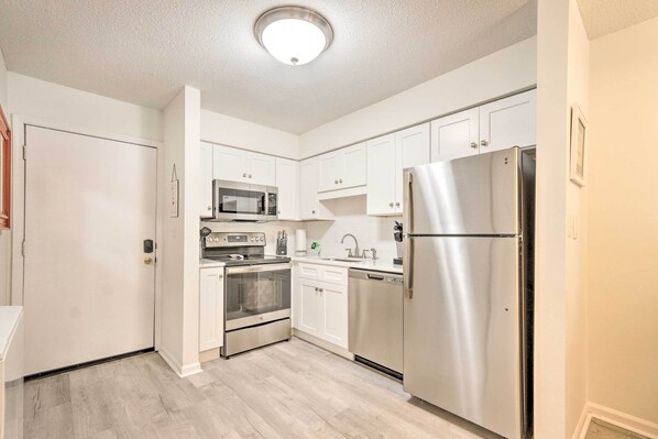 Apartment (2 Bedrooms) | Interior - Hilton Head Condo: Pool, Hot Tub & Tennis Access! (Hilton Head Island)