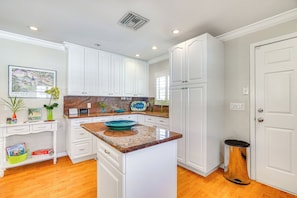 House (2 Bedrooms) | Interior - Fort Myers Bungalow - 12 Miles to the Beach! (Fort Myers)