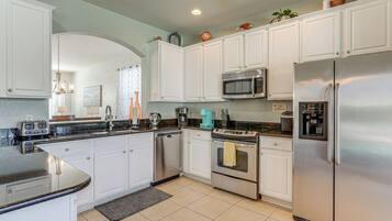 House (6 Bedrooms) | Interior