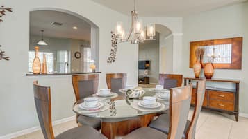 House (6 Bedrooms) | Interior