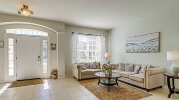 House (6 Bedrooms) | Interior