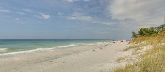 Vibrant Condo - Walk to Indian Rocks Beach!