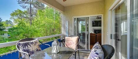 Căn hộ (2 Bedrooms) | Khu ẩm thực ngoài trời