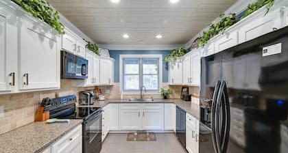 Lake Keowee Condo w/ Balcony & Resort Amenities!