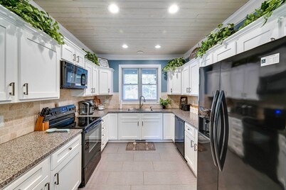 Lake Keowee Condo w/ Balcony & Resort Amenities!