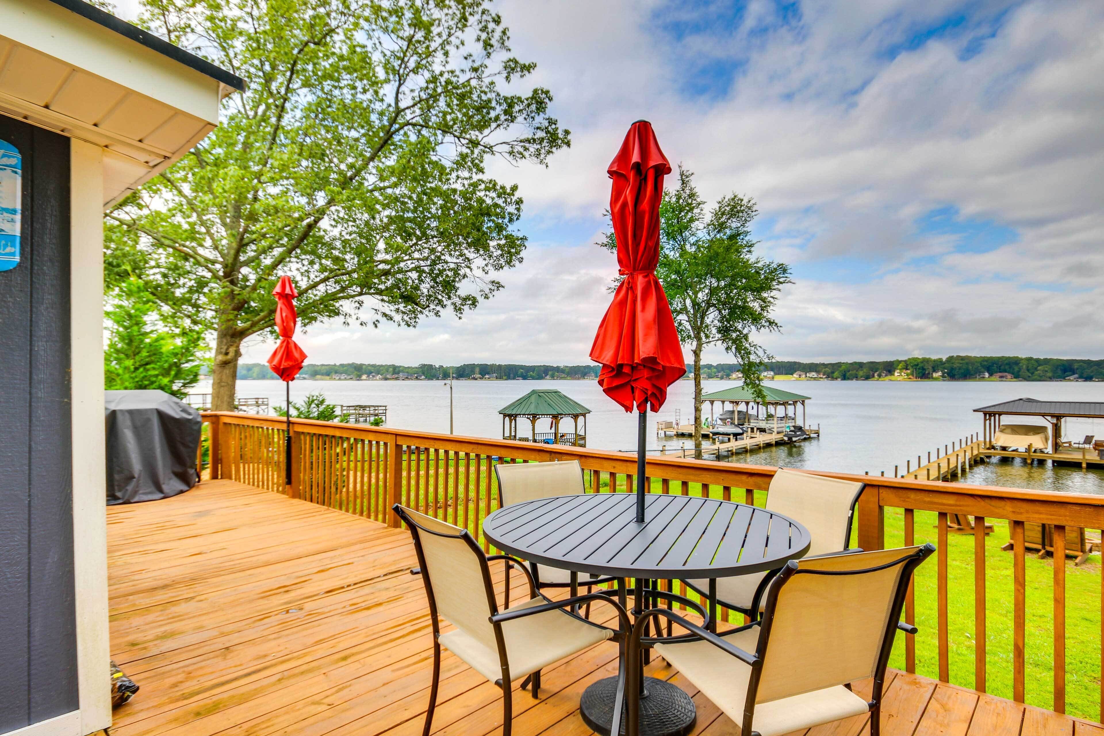 Lakefront Cross Hill Cottage w/ Private Dock!