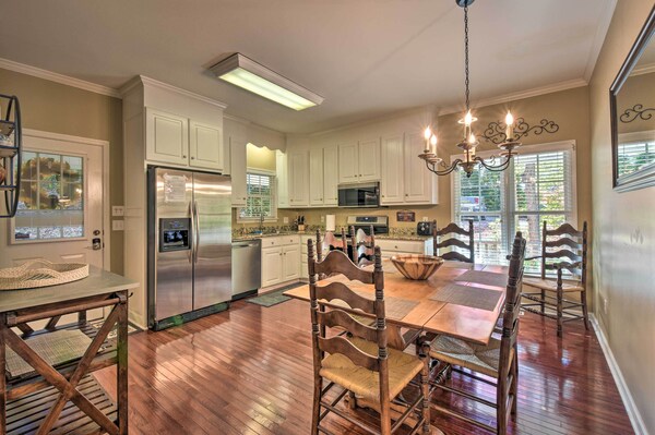 Lake Keowee Escape W/ Dock, Deck & Lake Access! - Pendleton, SC