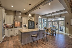 Cottage (3 Bedrooms) | Interior - Lake Keowee Cottage w/ Deck & Private Dock! (Seneca)