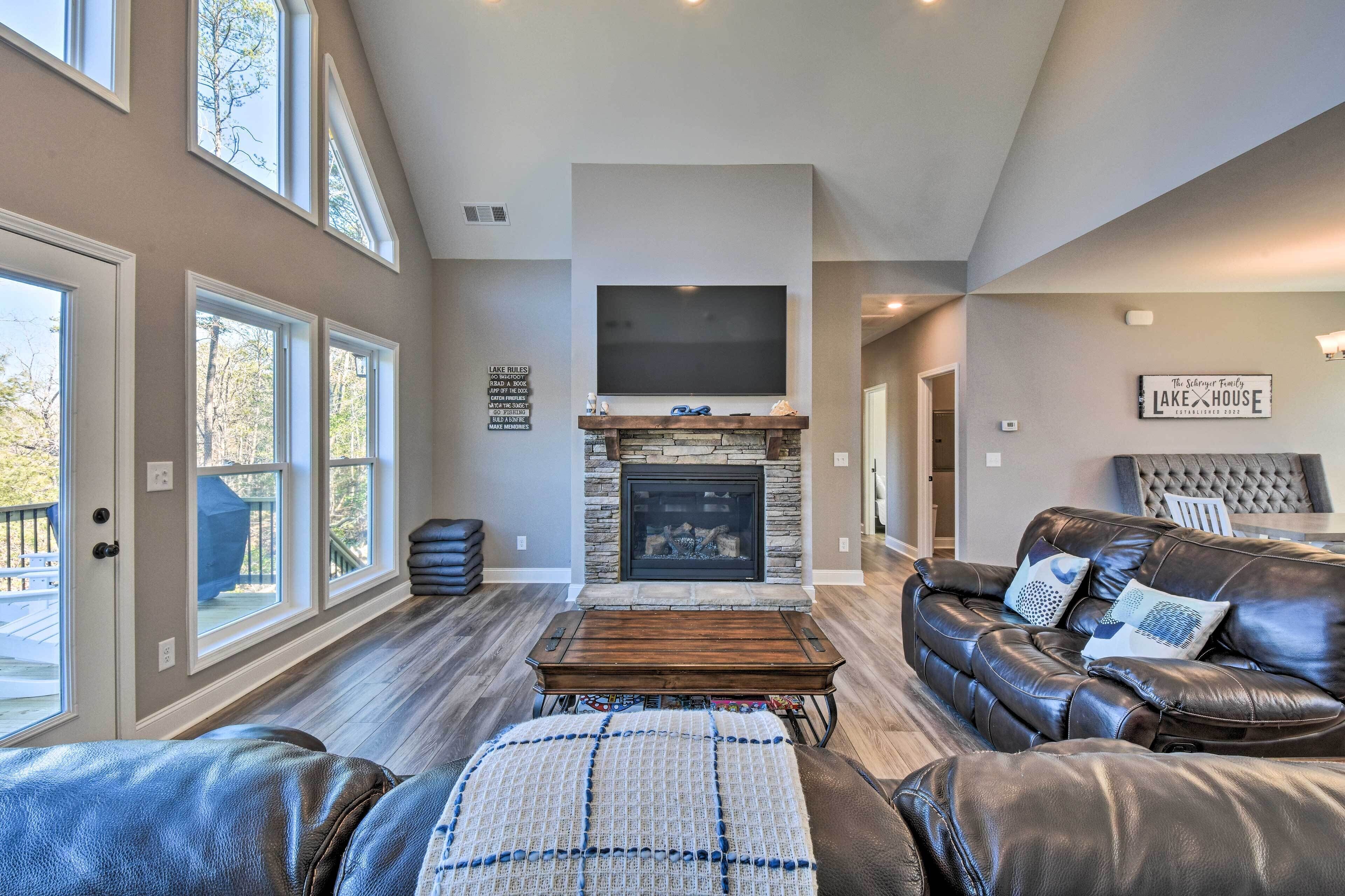 Lake Keowee Getaway: Boat Dock, Deck, Grill!