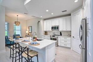 House (3 Bedrooms) | Private kitchen | Microwave, oven, stovetop, dishwasher