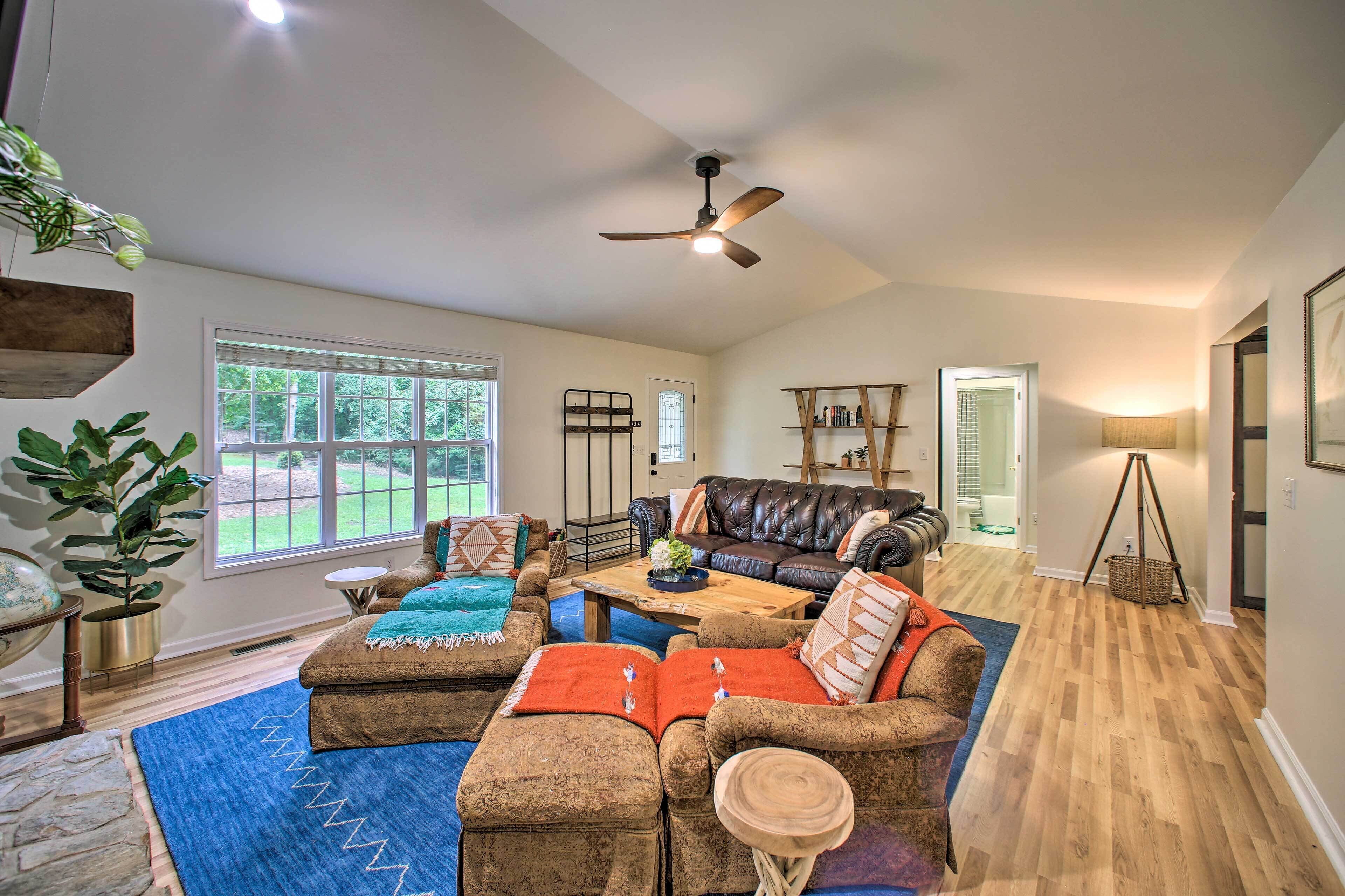 Lakefront Townville Getaway w/ Private Dock!