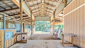 A stable with wooden stalls and a dirt floor. - Lady Lake Studio - 7 Mi Lake Griffin State Park! (Lady Lake)