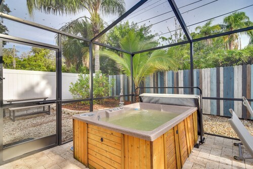 4 Mi to Dog Beach: Largo Home w/ Pool & Hot Tub!