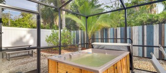 4 Mi to Dog Beach: Largo Home w/ Pool & Hot Tub!