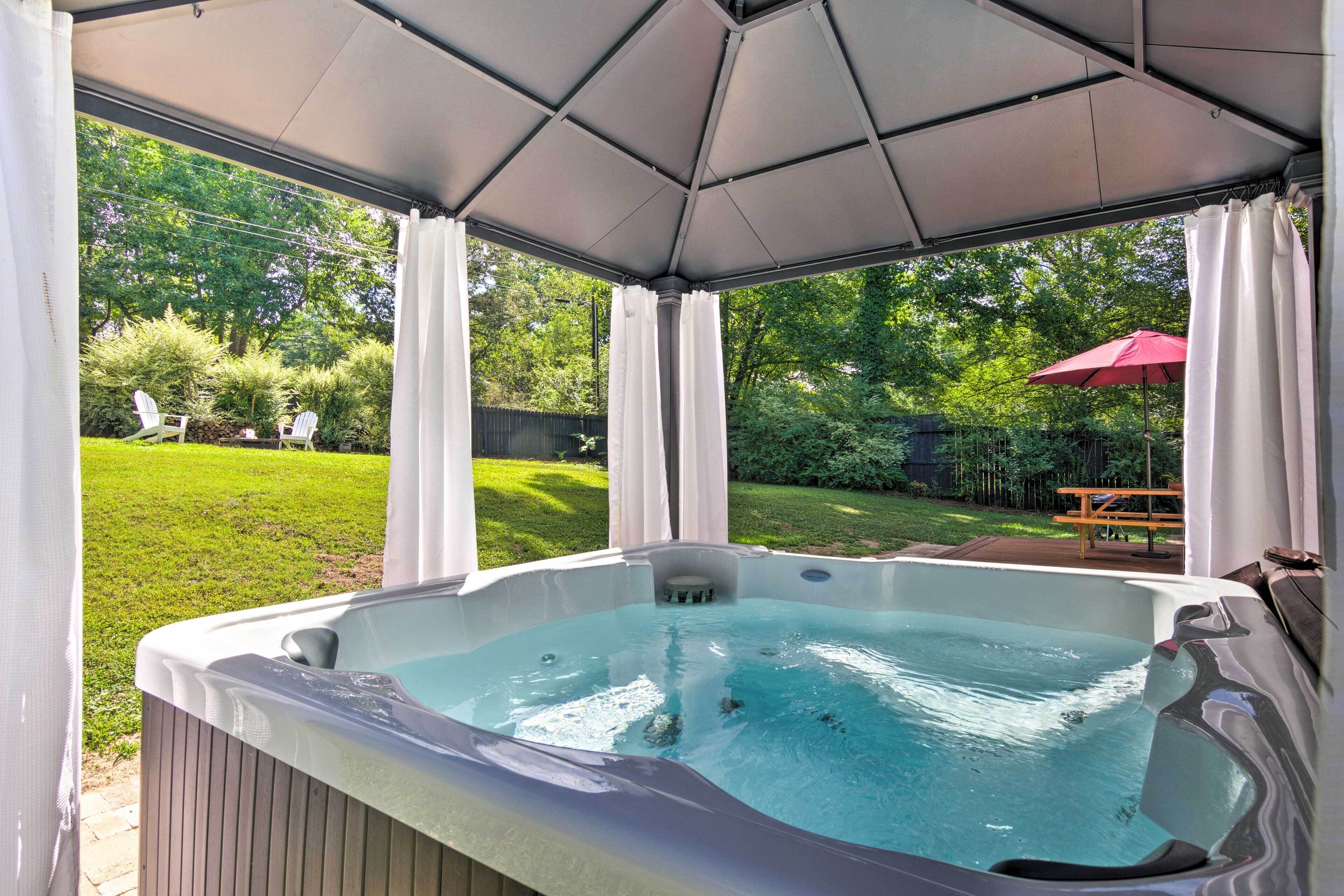 Lovely Mtn Cottage w/ Hot Tub, BBQ & Fire Pit!