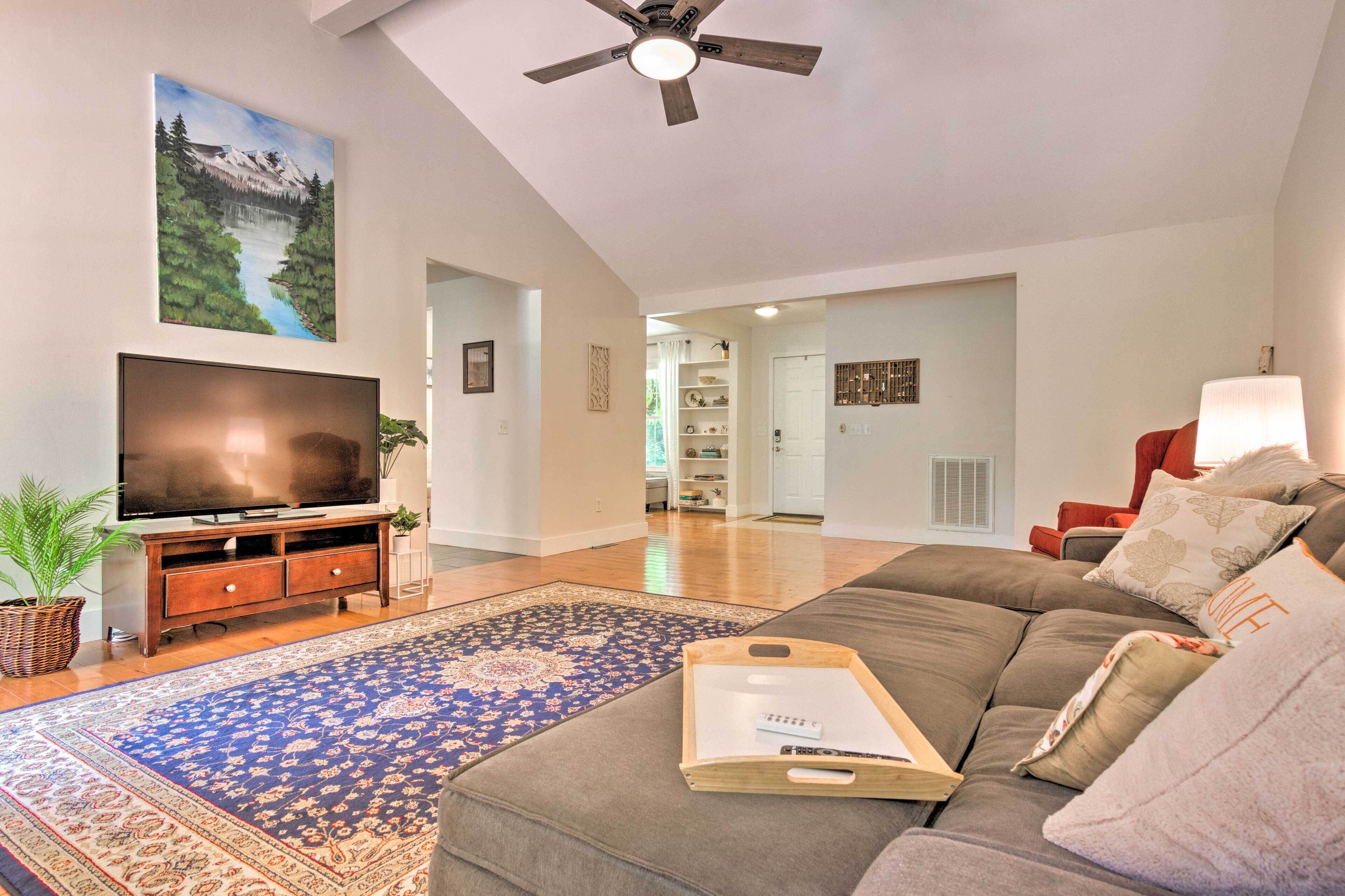 Lovely Mtn Cottage w/ Hot Tub, BBQ & Fire Pit!