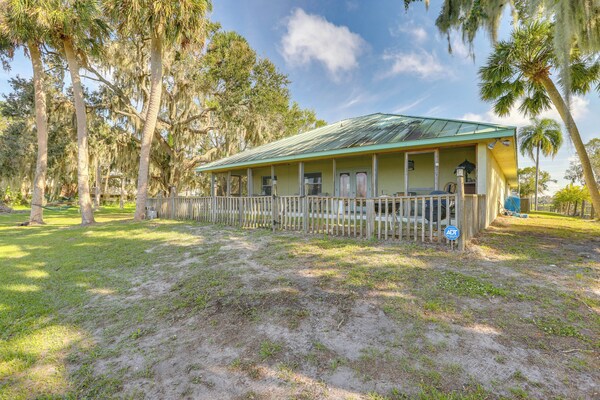 On Lake Istokpoga: Lorida Home W/ Lanai! - Lake Istokpoga, FL