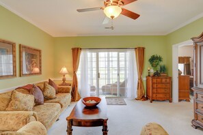 Appartement (2 Bedrooms) | Woonruimte | Een televisie, een dvd-speler en boeken