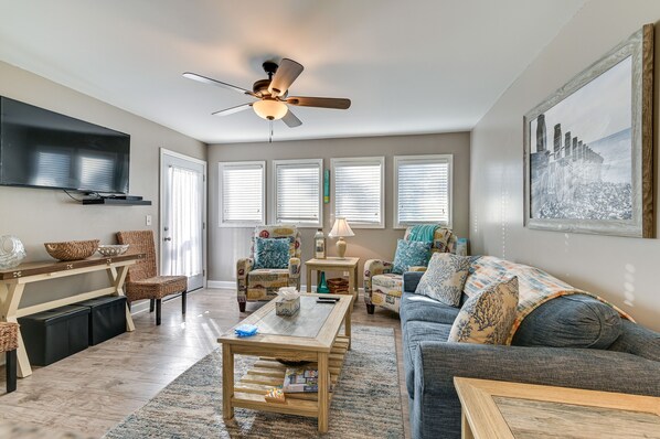 Apartment (2 Bedrooms) | Living area