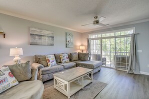 TV - North Myrtle Beach Condo w/ Golf Course Views! (North Myrtle Beach)