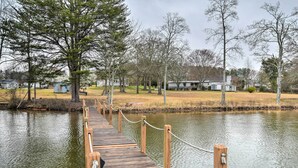 Property grounds - Modern Waterfront Home w/ Dock on Lake Bowen! (Inman)