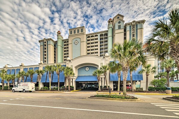 Apartment (1 Bedroom) | Interior - Oceanfront Myrtle Beach Rental w/ Pool! (Myrtle Beach)