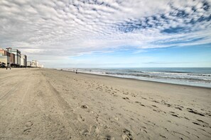 Apartment (1 Bedroom) | Interior - Oceanfront Myrtle Beach Rental w/ Pool! (Myrtle Beach)