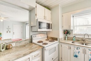 Apartment (2 Bedrooms) | Interior - Oceanside Ormond Beach Condo, Steps to Shore! (Ormond Beach)