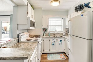 Apartment (2 Bedrooms) | Interior - Oceanside Ormond Beach Condo, Steps to Shore! (Ormond Beach)