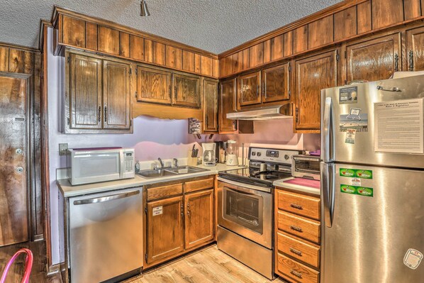 Apartment (2 Bedrooms) | Interior - ~ 9 Mi to Boardwalk: Oceanfront Myrtle Beach Condo (Myrtle Beach)