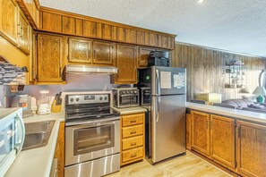 Apartment (2 Bedrooms) | Interior - ~ 9 Mi to Boardwalk: Oceanfront Myrtle Beach Condo (Myrtle Beach)