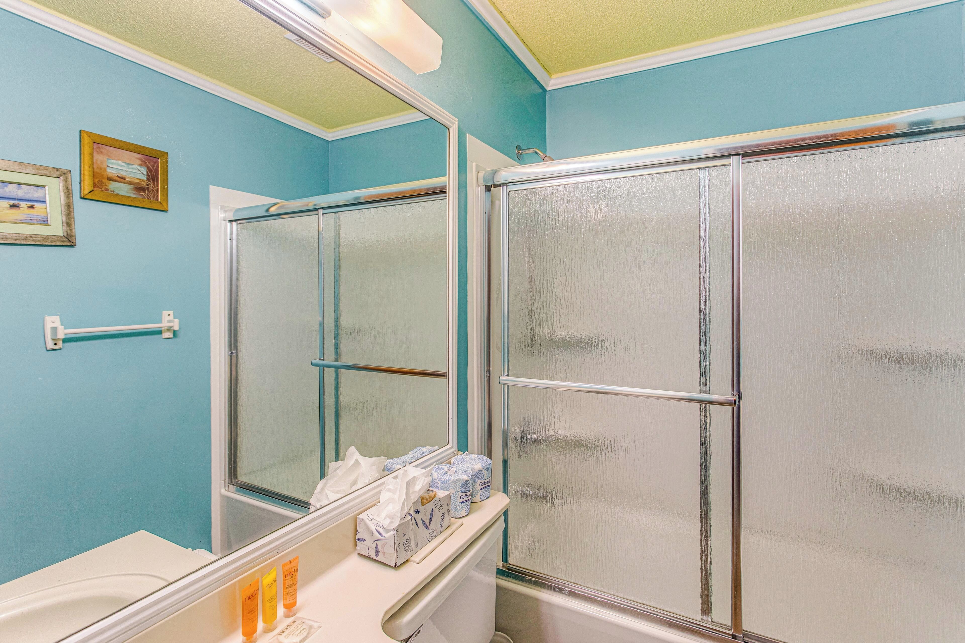 Un baño con ducha, inodoro y lavamanos.