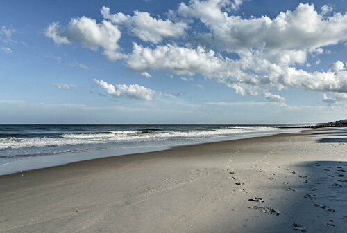 Pawleys Island House, - Steps to Beach & Creek!