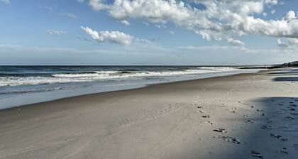 Pawleys Island House, - Steps to Beach & Creek!