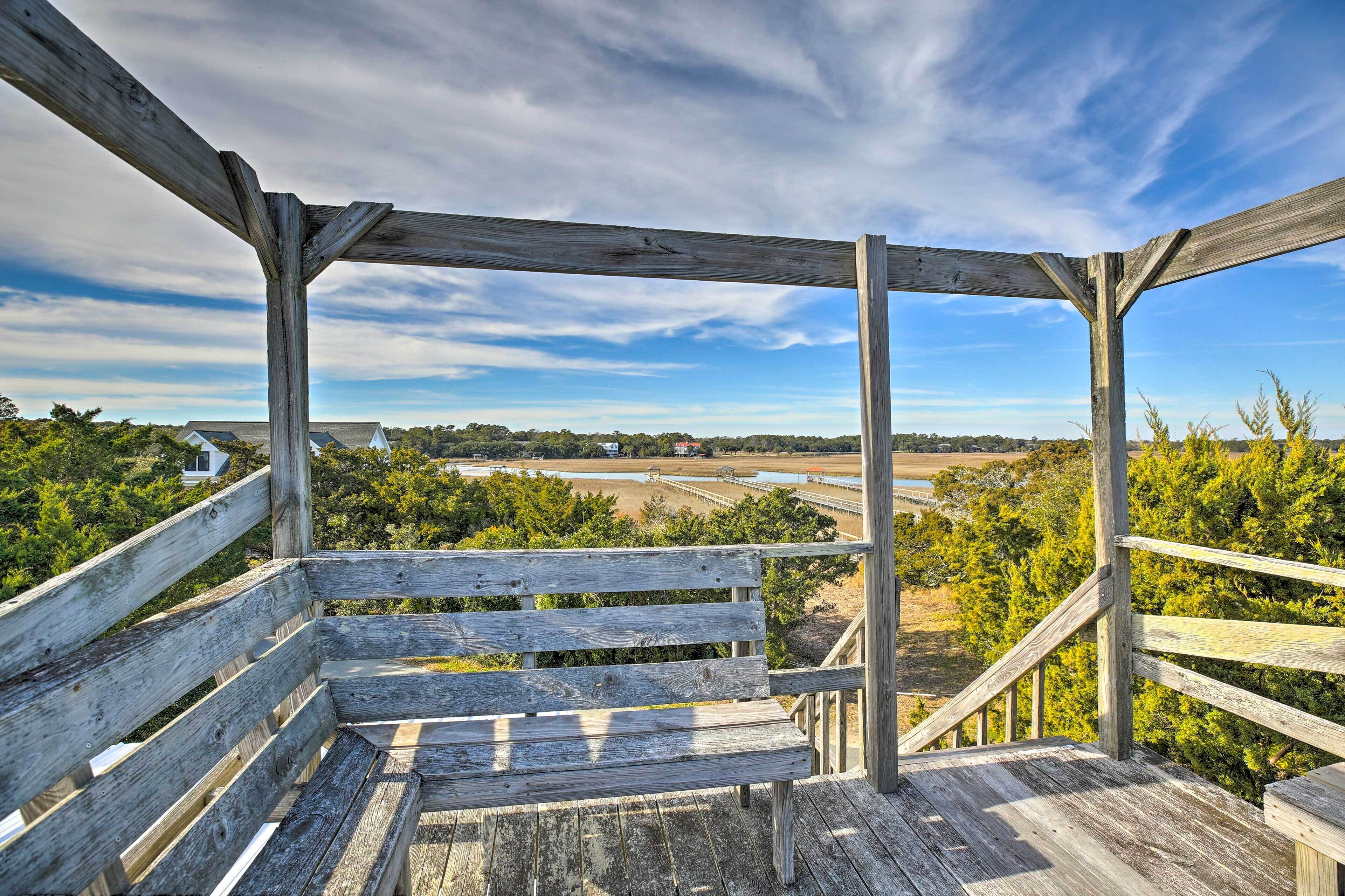 Pawleys Island House, - Steps to Beach & Creek!