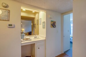 Apartment (3 Bedrooms) | Interior - Walk to Ocean: Myrtle Beach Condo w/ Screened Deck (Myrtle Beach)
