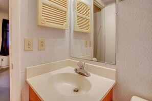 Apartment (3 Bedrooms) | Interior - Walk to Ocean: Myrtle Beach Condo w/ Screened Deck (Myrtle Beach)