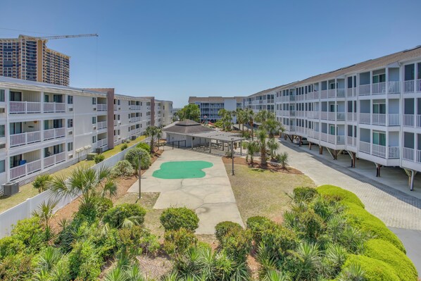 Apartment (3 Bedrooms) | Interior - Walk to Ocean: Myrtle Beach Condo w/ Screened Deck (Myrtle Beach)