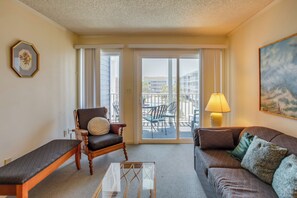 Apartment (3 Bedrooms) | Interior - Walk to Ocean: Myrtle Beach Condo w/ Screened Deck (Myrtle Beach)