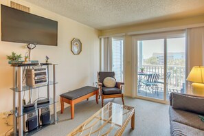 Apartment (3 Bedrooms) | Interior - Walk to Ocean: Myrtle Beach Condo w/ Screened Deck (Myrtle Beach)