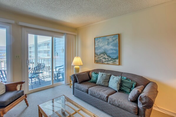 Apartment (3 Bedrooms) | Interior - Walk to Ocean: Myrtle Beach Condo w/ Screened Deck (Myrtle Beach)