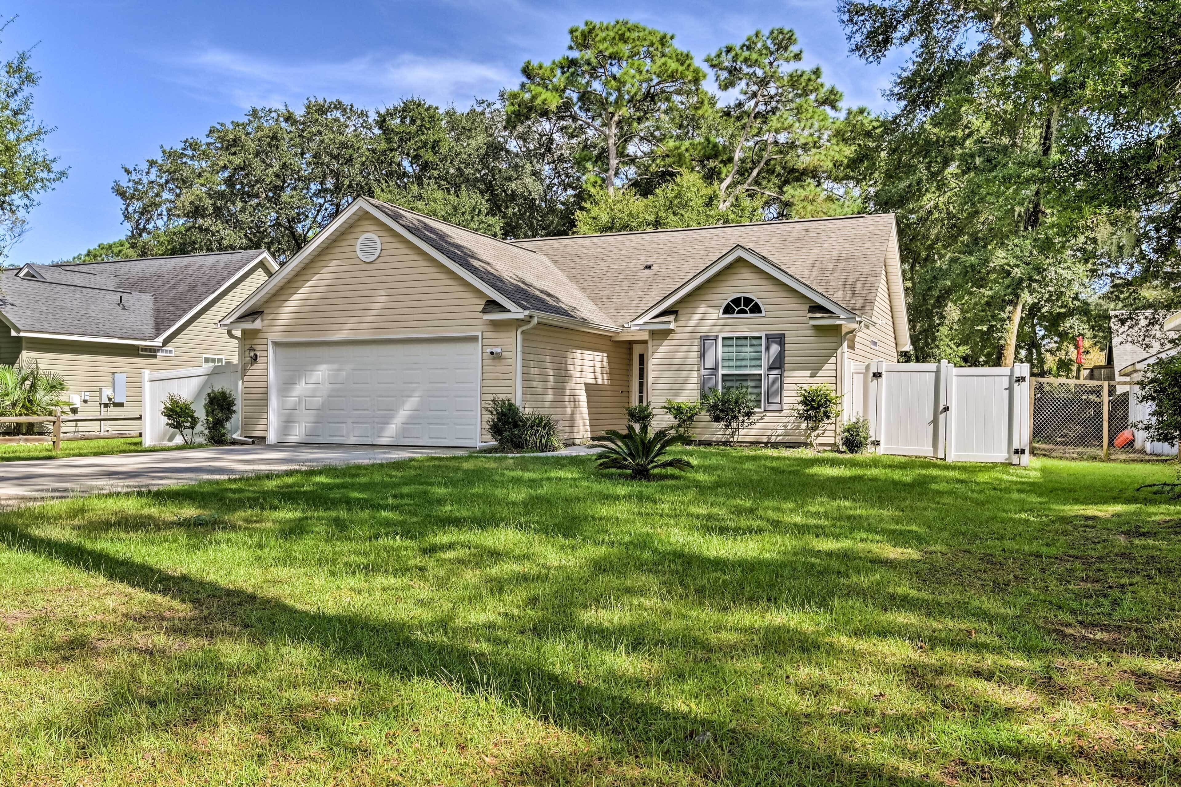 Murrells Inlet Home w/ Patio ~ 3 Mi to Beach!