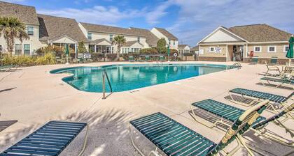 7 Mi to Myrtle Beach Boardwalk: Condo w/ Balcony!