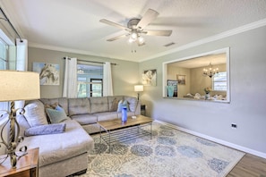 TV, books - Pet-friendly Ocala Home w/ Yard ~ 5 Mi to WEC (Ocala)