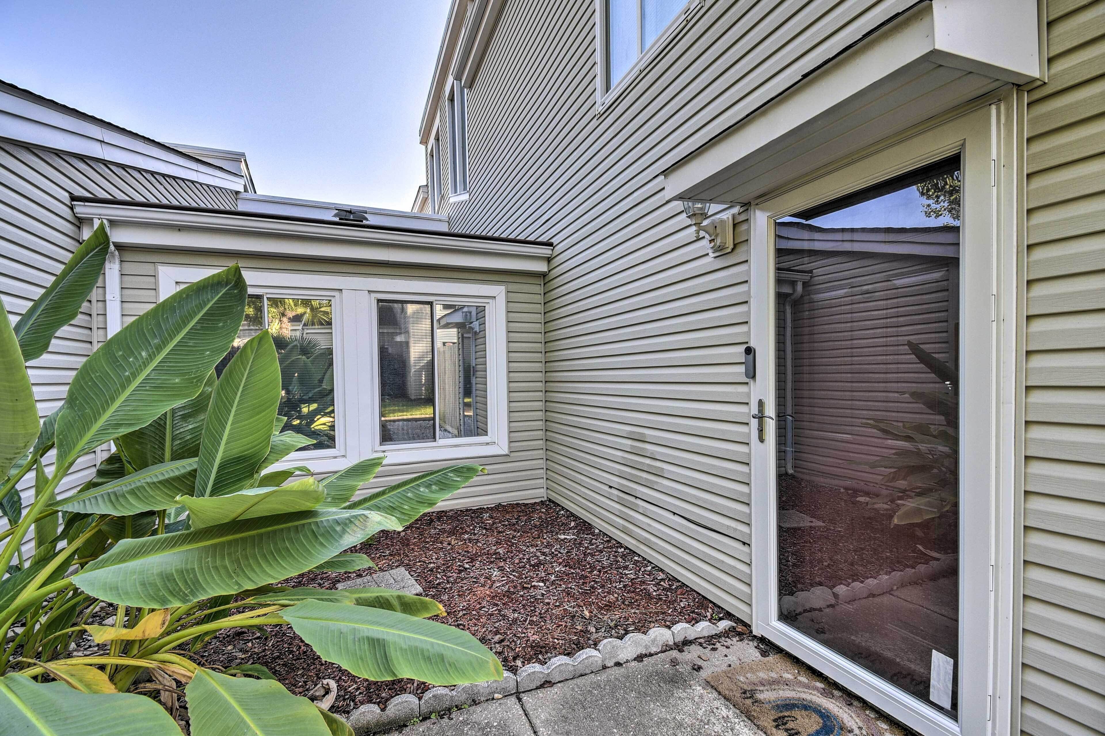 North Myrtle Beach Condo < 1 Mi to Beaches!