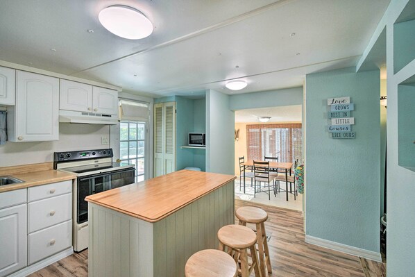 House (3 Bedrooms) | Interior - Peaceful Satsuma Escape w/ Dunns Creek Access (Satsuma)