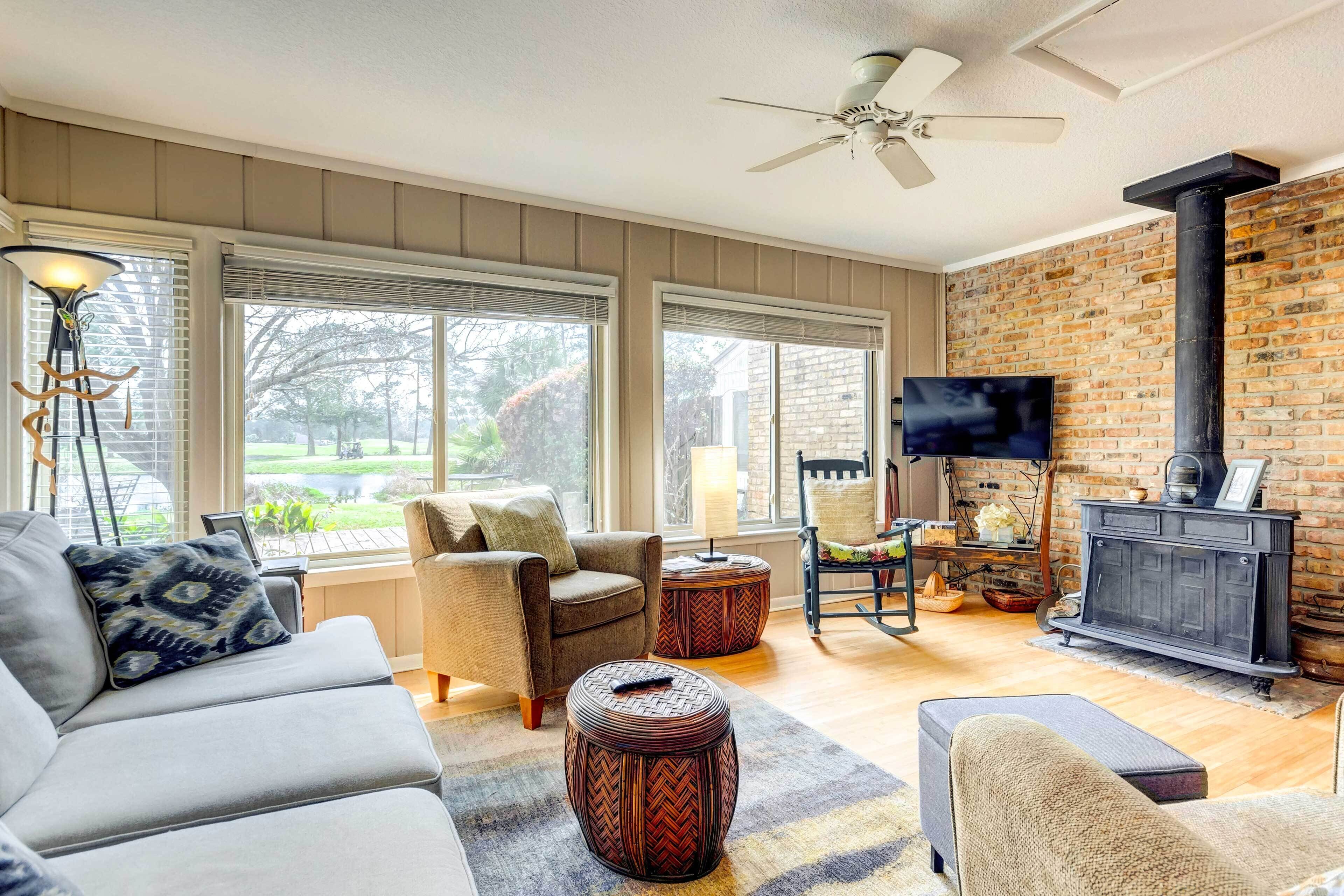 Pensacola Vacation Rental - 1 Mi to Golfing!