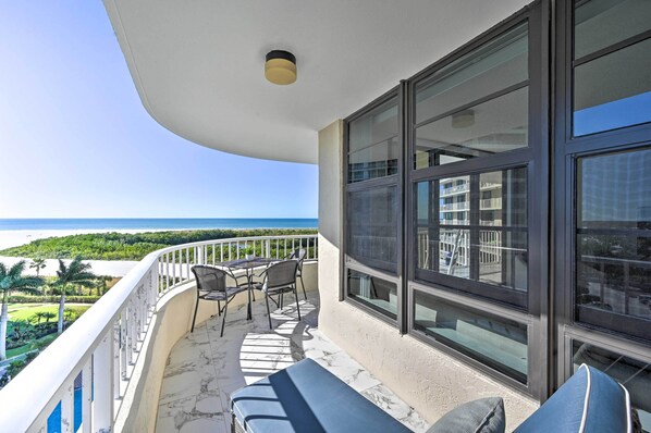 Apartment (2 Bedrooms) | Outdoor dining - Resort Condo With Balcony & Stunning Ocean Views! (Marco Island)