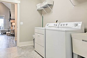 House (5 Bedrooms) | Interior