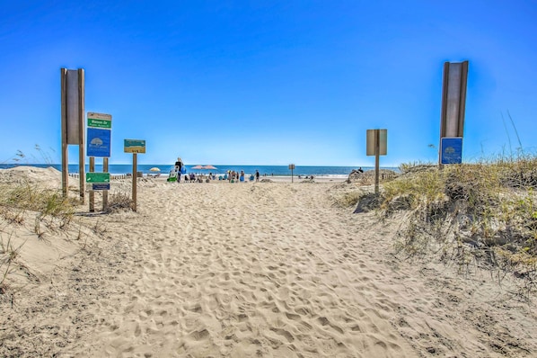 Interior - Walk to Ocean: Myrtle Beach Condo w/ Balcony! (Myrtle Beach)